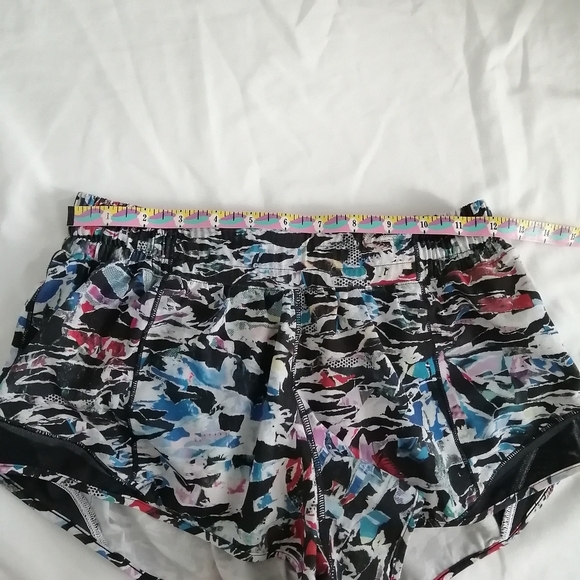 Lululemon Hotty Hot Short II in Culture Clash Multi Black 6 - Picture 14 of 16